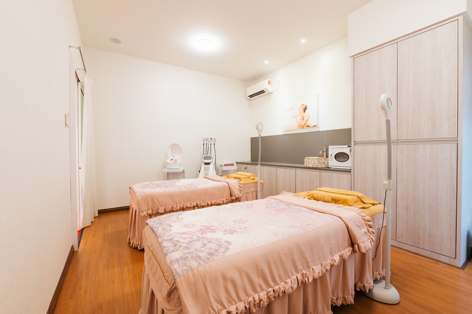 Foot massage room