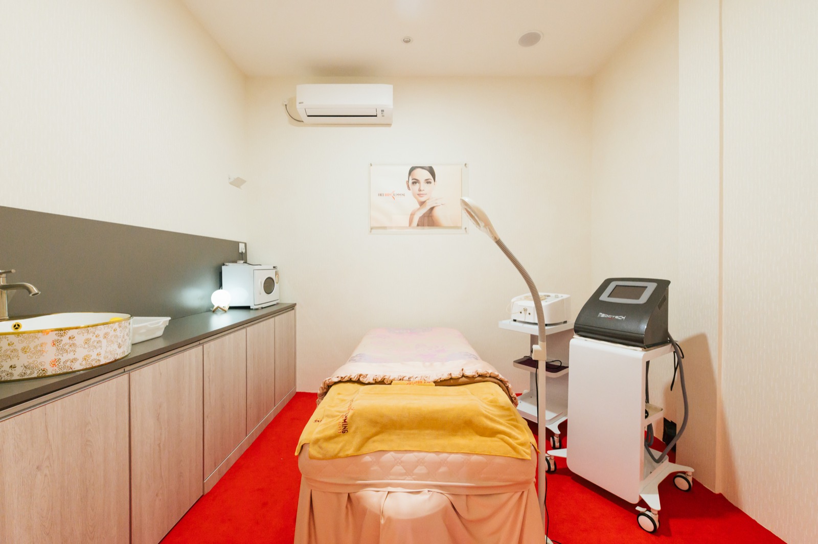 Intensive facial room